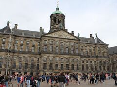 この王宮、もともとはオランダがスペイン（ハプスブルク家）から独立した後の1655年、ヤコブ・ファン・カンペン（Jacob van Campen）の設計により市庁舎として建てられたものでしたが、ナポレオン戦争時の1808年に、ナポレオンの弟でオランダ王として送り込まれたルイ・ボナパルトが王宮として接収。

戦争後はアムステルダム市に返還されますが、市が新たにオランダ国王となったオラニエ・ナッサウ家に献上し、現在に至っています。