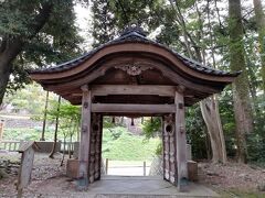 8:15 宿を出て、尾山神社。
東神門は旧金沢城の二の丸の唐門。有形文化財。