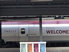 アムステルダム中央駅からブリュッセル南駅まで国際列車タリスで。
タリスはフランスのTGVの改良型で、フランス、ベルギー、オランダ、ドイツを最高時速300kmで結ぶ欧州版の新幹線。
