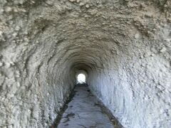 お隣の番所山公園には謎のトンネルが・・・。雰囲気あります。