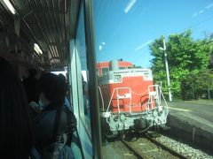 久下田駅で下館まで送り込みの回送列車(SL)と列車交換ですれ違い