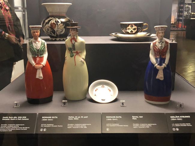 Museum of Decorative Art and Design<br />この博物館は今回の旅で訪れたいくつかの博物館の中でも私のお気に入りです。<br />入館料は1人5ユーロです。この博物館は、協会だった建物だそうです。中はとても広く3フロアあり見応えがあります。<br /> <br /><br /><br /> <br />20世紀初頭に「ROMANS SUTA」という陶器で有名だった会社の展示物やエレクトリックの会社の展示物までカバーしていました。