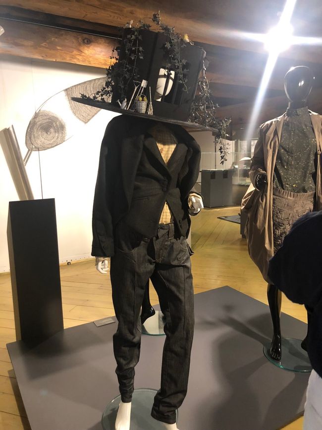 ビニールで作られた洋服や不思議なデザインの洋服など、さまざまな趣向が凝らされたデザイン性のある作品に触れることができました。<br /> <br />なお、ラトビアのアートは、プロパガンダに使われている時代がとても長く、アートがアートとして扱われるようになったのはごく最近であるそうです。素晴らしいデザインを博物館で鑑賞できる今の時代に感謝しなければと思いました。<br /> <br /> <br />〝余裕があって、落ち着けて、堪能できる、そんな旅を〟<br />近年、世界各国で問題視されているオーバーツーリズム。主要都市で起こる観光者の著しい増加などが、地域住民の生活や自然環境に対してさまざまな弊害を引き起こしています。　私たちは、少しでもオーバーツーリズムの改善に寄与すべく、自身が渡航したバルト三国の魅力を発信していく活動を通して、より多くの人たちに《観光のあり方》について改めて考えてもらうきっかけをつくりたい。<br />先人たちが遺した素晴らしい場所と、地球からの恩恵を大切に、未来へ引き継ぐために、いつもとは少し違った場所で、余裕のある観光をしませんか。<br /> 