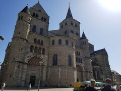トリーア大聖堂です。
素人目にもわかるぐらいいろんな様式が混ざった建物です。
ドイツ国内でも最も古い大聖堂とのことで、
何度も増改築を繰り返しているそうです。
