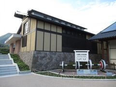 消失していましたが、先程訪れた五島慶太の生家を模した外観です。
同じ敷地内には木造平屋建ての村立図書館もあります。