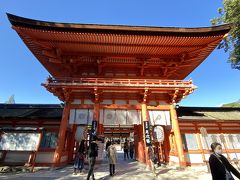 車で10分ほどの下鴨神社へ
空に朱色が映えてますね

ちなみに駐車場は30分200円の西駐車場を利用