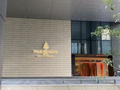 フォーシーズンズホテル東京大手町の1階エントランス

駐車場は地下3階
1階エントランス前でバレーサービスに預けることも可能です。

ここでタブレット端末で体温測定、手指消毒後専用エレベーターで39階のロビーフロアへ