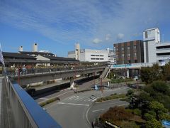 JR川西池田駅から阪急宝塚線川西能勢口駅へは、十分徒歩で乗り換えることが出来る。大体10分かからない。
両駅間はご覧のとおりペデストリアンデッキが完備されおり、信号や交差点もパスしていける。ただ、雨が降ったら嫌だな。
阪急も、宝塚から石橋阪大駅までは、急行も各駅に停車するので、この駅で急行に乗れる。
同じように乗り換える人が予想外に多かった。