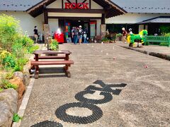 時間はまだ10時半でしたが『萌木の村 ROCK』でランチ。

『萌木の村 ROCK（ロック）』
■住所：山梨県北杜市高根町清里3545 萌黄の村
■TEL：0551-48-2521
■営業時間：【9/1～6/30】11:00～21:00（L.O.20:30）
　　　  【GW・7/1～8/31】10:00～23:00（L.O.22:00）
■定休日：無休
■公式URL：https://rock1971.jp

清里で大人気のカレー&クラフトビールのお店です。