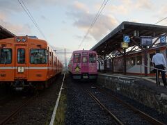 川跡駅で「ご縁電車しまねっこ号Ⅱ」から左の出雲大社行に乗り換えです。