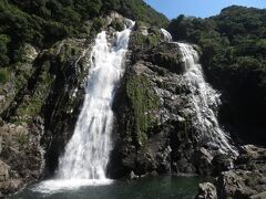 大川の滝は落差88mで日本の滝100選にも選定されている。これで水量は少ない方らしく、バスの運転手さんから聞いた話によると、水量が多いときは、二条の滝が一条になるとのこと。