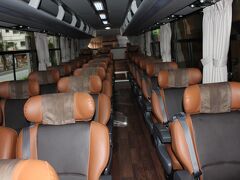 那覇バスの車内

3列シート、超リクライニングOK
総革張り
オットマン付きで超楽です。