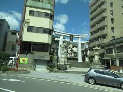 諏訪神社
ガイドさんは言いました。
「説明鎮西大社諏訪神社は、長崎県長崎市にある神社。現在の正式名称は諏訪神社であり、鎮西大社は通称。地元では「お諏訪さま」、「おすわさん」と呼ばれる。10月7日から9日までの例祭は長崎くんちとして有名である」と