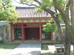 円覚寺跡
鎌倉の円覚寺を模して創建された寺でしたが、沖縄戦で焼失してしまいました。現在は門が残っています。