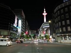 どこでもドアきっぷはJR東海が使えないので京都から新大阪までは在来線を使います。

とりあえず京都で前泊して始発の関空特急はるかで新大阪へ向かいます。
どこでもドアきっぷは特急自由席が何度でも追加料金なしで乗れるので、ぜいたくに行きましょう。

どこでもドアきっぷは2人以上利用が絶対条件なので、鉄道好きの友人についてきてもらいました。
