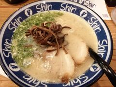 地下鉄で天神まで移動し、少し歩いて博多らーめんを食べます。

博多らーめんの美味しさは説明不要ですが、主食が家系ラーメンの私には物足りなさがあります。
替え玉をするか、九州新幹線で駅弁を食べるか