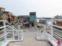 跨越一號船渠景觀橋から見る哨船頭遊艇碼頭の風景

鼓山輪渡站が見えます。