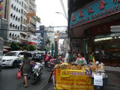バンコクのチャイナタウンで、果物を商う露店を見つけました。

路地一杯に、露店が出ています。

おいしい果物が、並んでいます。