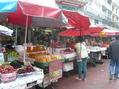 バンコクのチャイナタウンで、路地を入ると、果物を扱っている露店がありました。

たくさんの果物が並べられています。

とてもカラフルな果物が、並んでいます。