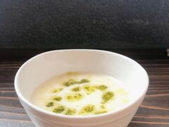 いつものカフェルココン。

お一人様で少し時間をずらしてここも貸し切りで遅めのランチ。
冬瓜のスープ。