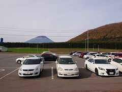 自宅を出てメイプル街道393を通って赤井川から倶知安を通り過ぎて、ルスツ到着。
羊蹄山の上は白く雪景色。