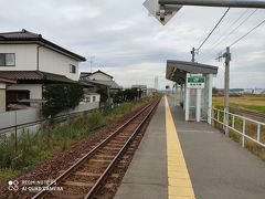 長苗代駅

八食センターを出て次は蕪島に向かいます。
最寄り駅の長苗代駅までバスで向かい、八戸線へ乗り換え。
住宅地と田んぼに囲まれた駅舎もない無人駅はなかなか映えます。
