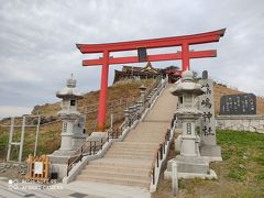 蕪島神社

八戸線鮫駅から15分ほど歩いて到着。
海に突き出た丘にある神社です。