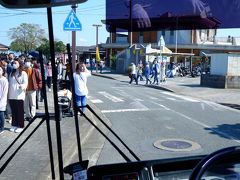 焦らず走らず、素早いすり足でスササササとバスに乗車。臨時バスが後ろで数台待機しているけど、それでもどんどん伸びていく列。