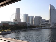 左側。
コスモクロック21、横浜ロイヤルパークホテル、横浜ベイホテル東急など。