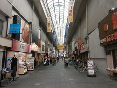 京都を代表する広い通りの「京都伏見大手筋商店街」に出て来ました、

歴史がある昔ながらのアーケードを備えた庶民的な商店街で何でも揃います～、
商店以外にも飲食店にスーパー、銀行に諸官庁も近いので人が多いのも特徴です。

＊詳細はクチコミでお願いします