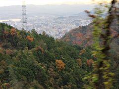 今日は、まず延暦寺に向かいます。観光バスで有料道路を通りました。最盛期は過ぎたものの、比叡山にはまだわずかの紅葉が残っていました。もう１週間早いと絶景なのでしょうね。