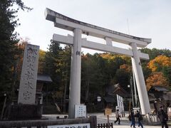 諏訪湖周辺に来たからにゃ、やはり諏訪大社に行くしかないでしょ。諏訪大社には４つの大きな宮があって、まずは本宮へと。