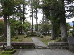 越前の戦国大名：朝倉義景の墓所の周りは、義景公園として整備されています。織田信長との戦に敗れ、本拠の一乗谷を追われた義景は大野まで逃れましたが、一族の景鏡にも裏切られ、この大野の地で自害しました。