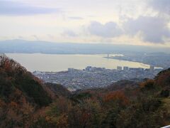 バスで比叡山を下ります。車窓からちらっと見える琵琶湖がきれいでした。