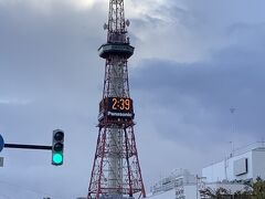 札幌テレビ塔をチラ見して歩きます
