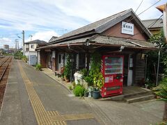 【その３】からのつづき

古い民家ではありません（笑）　笠上黒生（かさがみくろはえ）駅、愛称名「髪毛黒生（かみのけくろはえ）」駅の駅舎です。
愛称名のインパクトとはかけ離れた、駅周辺の雰囲気と合わせて昔ながらの古き良き、非常に居心地のいいローカル駅。