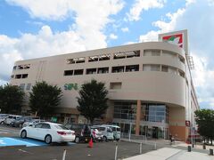お昼ごはんを食べたかったので反対側の南口へ行ってみるとショッピングセンター「らぽーる」を発見！
駅から歩いて２～３分。