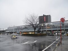 今治駅到着です。あいにくの雨ですよ。