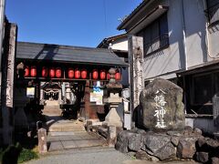 丁字路のすぐ先に八幡神社があった。
すでに駅近くにあった恵美寿神社で訪問の挨拶を済ませていたので、こちらは入口からで失礼させていただいた。