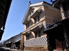隣に建つ大きな蔵は、江戸期から木蝋の生産で栄えた本芳我家のもの。
美しい海鼠壁や鏝絵が施され、見事なものだった。