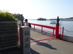 海に架かる普通の赤い橋です