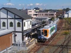 ランチ後、再び東海道本線に2駅乗って静岡県の西端になる新所原駅にやってきました。
ここから掛川まで浜名湖の北側を走る第三セクター、天竜浜名湖鉄道に乗車します。この区間を東海道本線で行けば45分程ですがその区間を約2時間掛けて走るローカル線の旅です。
 
天竜浜名湖鉄道の新所原駅には地元のうなぎ屋さんが入居しており駅構内までうなぎの香りが漂っていました。

ここでお昼をウナギにする案もあったのですが、GoTo地域クーポンが使えないので今回は諦めてシラス丼になりました。

新所原13:23発の掛川行きは定刻出発しました。
