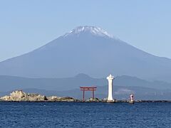 こちら真名瀬のバス停横を降りて撮った写真です。鳥居と裕次郎灯台と富士山。