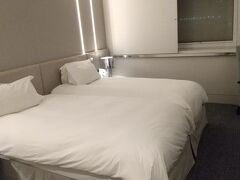宿は、空港から歩いて1分もかからない空港ホテルに泊まりました(空港周辺の宿はここしかなかったので)。1泊1万円もしましたが、部屋はとても広く快適でした。