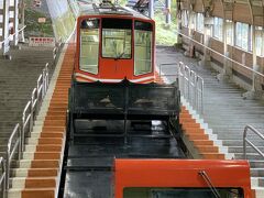 【　立山ケーブルカー　】乗り物NO.1
立山黒部アルペンルートの最初の乗り物で富山地方鉄道　立山駅から立山ケーブルカーに乗車して、美女平へ向かいます。

webで予約を入れておいたので、スムーズに乗車することができました。
