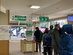 【　美女平駅　】乗り物NO.2
ケーブルカーの終点で、美女平～室堂までを走る立山高原バスに乗り換えます。
ハイシーズンは人がいっぱいになれば随時出発します。
標高977mの美女平～室堂2,450ｍまでを1時間弱(50分)で走ります。
