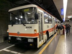 【室堂駅】乗り物NO.3
室堂駅2,450m～大観峰駅2,316mを結ぶ日本で唯一のトロリーバスです。
路線距離3.7ｋｍを10分程度で運行しています。
標高2,450ｍのここ室堂駅は日本最高所に位置する駅でもあります。

トンネルの中(立山連峰の主峰である雄山の直下を貫通するトンネル)を走るので、外の景色は見れません。



