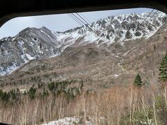 【　黒部平駅　】1,828ｍ
中継駅なので建物からは出ることが出来ませんが、屋上の展望台(雲上テラス)からの景色は絶景です。
眼下には黒部湖・赤沢岳・立山ロープウェイ・タンボ平が、背後には凄い断崖絶壁を見る事ができます。