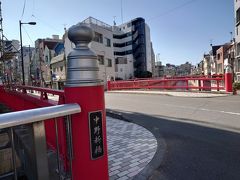 赤い欄干の中野新橋です。ここから青梅街道の方に向かいます。