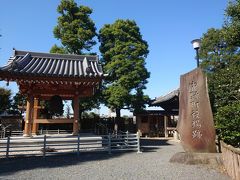 宝仙寺境内の脇に、中野村役場跡の碑がありました。
江戸時代までお寺は、戸籍の管理とかしていたと聞いたことがあります。